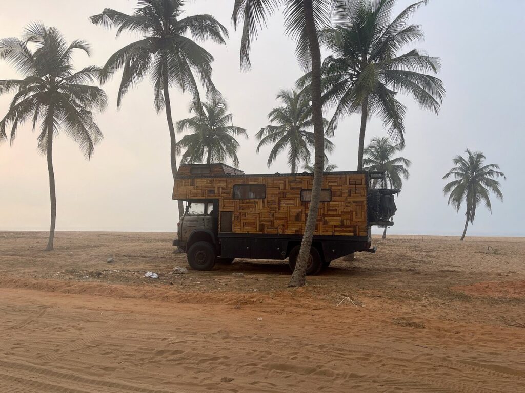 Camping-car tout-terrain en bois, garé sur une plage d'Adounko 01