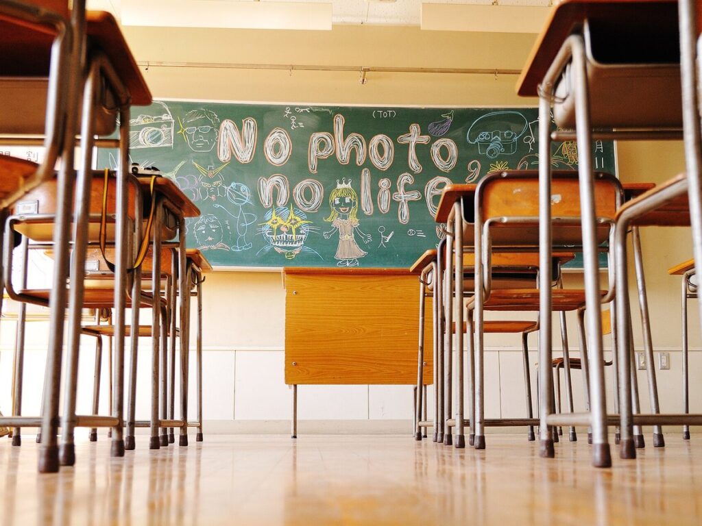 Classroom indoors of Heiwa elementary school; September 2009 (02)